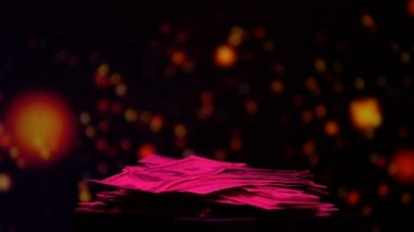 Gece kulübü, kirli para kazanç pembe ışıkla aydınlatılmış dolar yığını