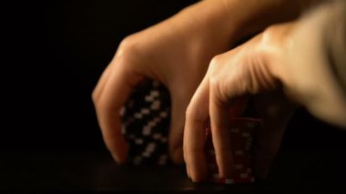Kırmızı ve siyah poker fişleri, koyarak el yasadışı kumar, casino iş