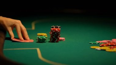 Kumarbaz artan bahis poker, blöf, kötü şans birlikte kaybetmesine rağmen
