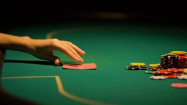 Şüphe ama poker masada para koyarak kadın şans kumar kazanmak için umut