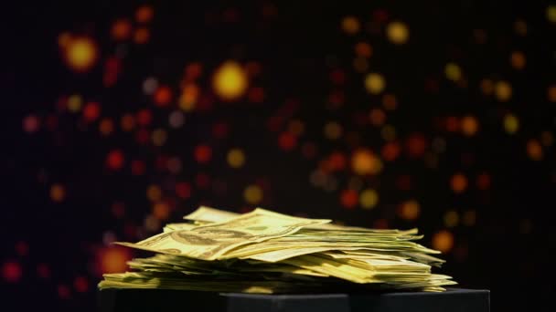 堆积如山的钱在闪亮的背景下, 在赌场赢钱, 成功投注 — 图库视频影像