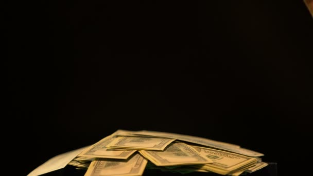 ブラック、金融やクラウドファンディングに分離された現金の山にドルを置く手 — ストック動画