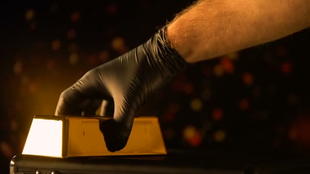 Hand in de handschoen zetten goud, evaluatie van edele metalen, Pandjeshuis — Stockvideo