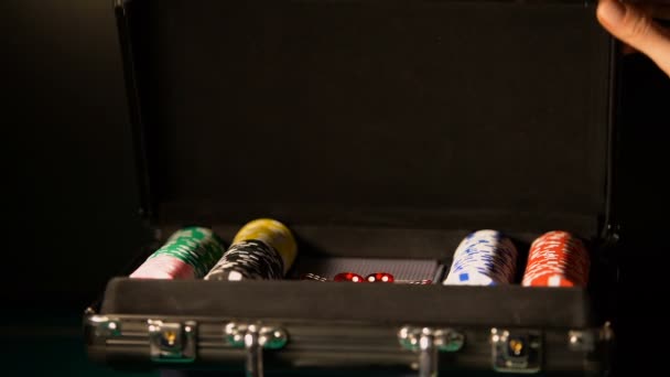 Ручна відкриваюча валіза з ігровими фішками, ставки в покер, залежність від азартних ігор — стокове відео