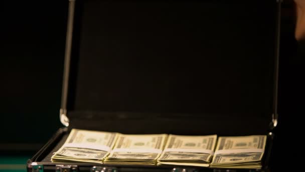 Mão verificando dinheiro em mala, conceito de corrupção, encobrimento de negócios ilegais — Vídeo de Stock