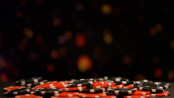 Величезна купа покерних фішок на блискучому фоні, все-в-ставок, удача гри — стокове відео