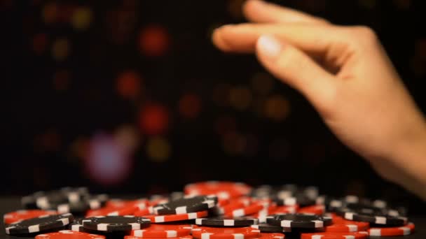 Vrouwelijke hand nemen rode chip, het aantrekken van geluk in het gokken, casino winnende inzetten — Stockvideo