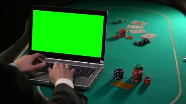 Client Vip payant des paris de poker en ligne avec carte d'or, sites de jeu, écran vert — Video
