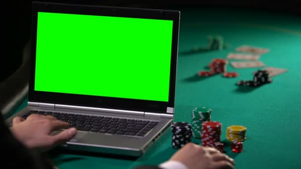 Hombre jugando póquer en línea en el ordenador portátil, apuestas en los sitios de juego, pantalla verde — Vídeos de Stock
