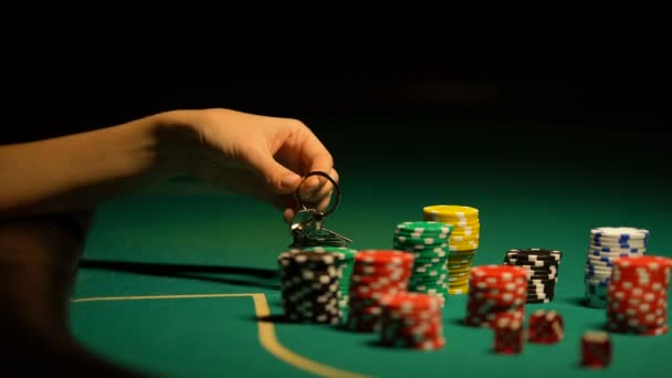 Mani in possesso di chiavi di casa, chip di gioco d'azzardo in giro, all-in scommessa per colpire jackpot — Video Stock