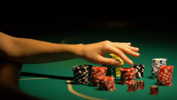 Mão escolhendo chip na mesa de poker, apostador preocupante, com medo de perder aposta all-in — Vídeo de Stock