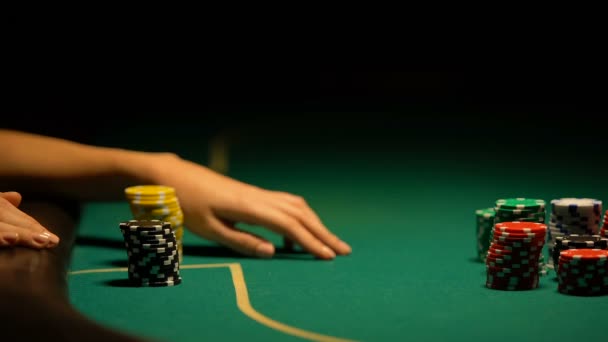 Женщина обдумывает стратегию в покере и делает ставки олл-ин, блефует, крупным планом — стоковое видео