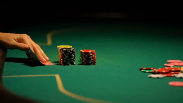 Игрок в покер ставки фишки и ключи от дома, собирается олл-ин, азартные игры наркомании — стоковое видео