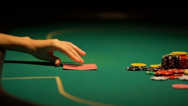 Mulher duvidando, mas colocando dinheiro na mesa de poker, espera ganhar, sorte de jogo — Vídeo de Stock