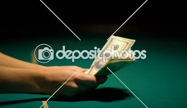 Poker masası, şanslı gece, casino winnings, closeup para sayma eller
