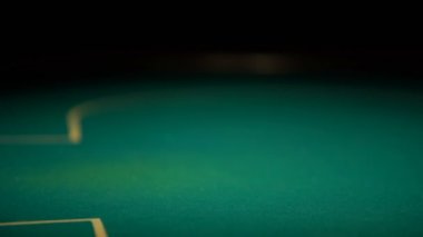 Yeşil tablo, şanslı bahis, poker kazanç, closeup para sayma mutlu kumarbaz