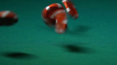 Kırmızı fişleri, masanın üstüne düşen kişi memnun casino oyun zaferle, yakın çekim