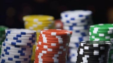 Biraz jeton bahis yapmak alarak el çevresinde, dönüm renkli casino fişi