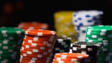 Renkli oyun simgeleri etrafında dönen Kaide, casino ikramiye, yakın çekim