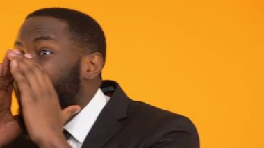 Bağırıyor, kişi arıyor Afro-Amerikan erkek gülümseyen, iş pozisyonu teklif