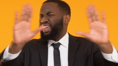 Takım elbise reddetme kalitesiz bankacılık hizmetleri, Afrikalı-Amerikalı adam sevmemek