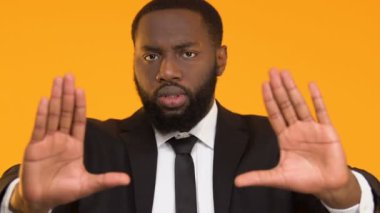 Ciddi bir Afro-Amerikan iş adam gösteren dur jest, işçi hakları, iş