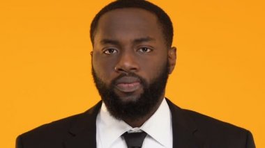 Takım elbise gösteren dur jest, sıkı Afro-Amerikan adam işçi haklarının korunması