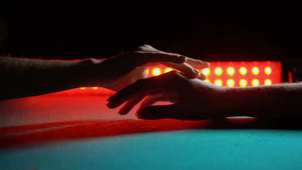 Två kvinnor strök ömt händer, lesbisk kärlek, hemliga datum i nattklubb — Stockvideo