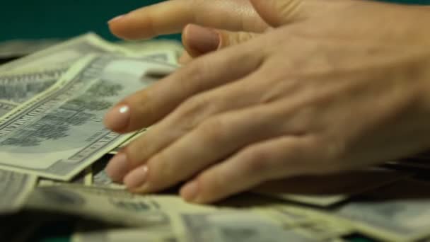 Vrouw genieten van ruisende dollarbiljetten, winnen of overnemen van grote som geld closeup — Stockvideo