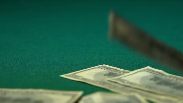 Muitas notas de cem dólares que caem à mesa verde, ganhando o grande total de apostas num jogo, close-up — Vídeo de Stock