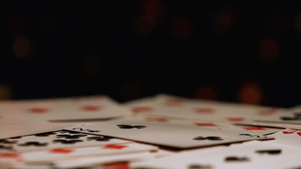 Spielkarten drehen sich vor dunklem Hintergrund um, Glücksspiel, Casino — Stockvideo