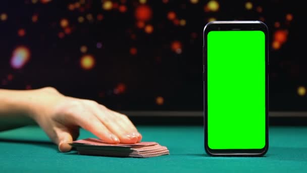 Donna mostrando asso di cuori, gioco di carte black-jack su smartphone, applicazione — Video Stock