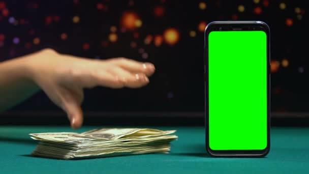 Donna che mostra banconote da cento dollari vicino a smartphone schermo verde, guadagni online — Video Stock