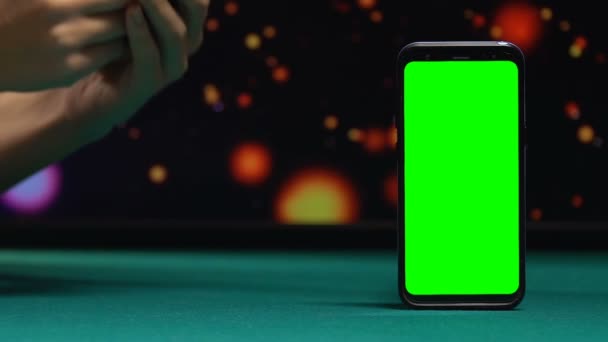 Lady mostrando fascio di dollari vicino smartphone con schermo verde, applicazione — Video Stock