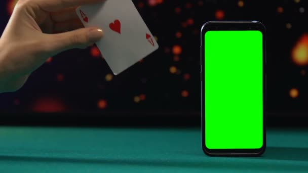 Туз сердец возле смартфона с зеленым экраном, выигрышная комбинация, онлайн-казино — стоковое видео