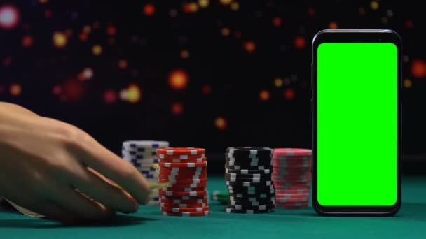 Weibliche Zugabe von Geldbündel zu Spielmarken, riskantes Online-Pokerspiel, All-in — Stockvideo