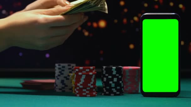 Mulher desfrutando de grandes ganhos em dinheiro e fichas, vício em jogos de casino online — Vídeo de Stock