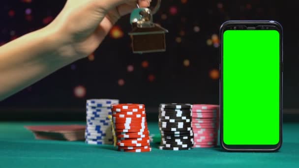 オンラインカジノのアパートに勝つ女性の家からキーを保持している女性の手 — ストック動画
