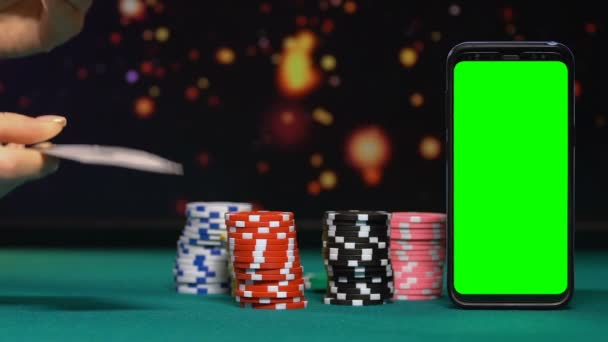 Üç as, kazanan kombinasyonu, online poker set gösteren kartlar, kadın açılır — Stok video