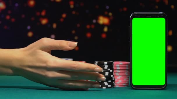 Vrouw uit te nodigen om te spelen casino online, gratis tokens voor beginners, reclame — Stockvideo