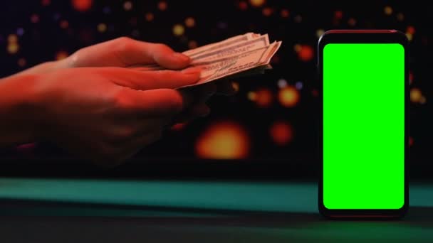 Dolar smartphone yeşil ekran, online kredi, kredi ile yakınındaki sayma kişi — Stok video