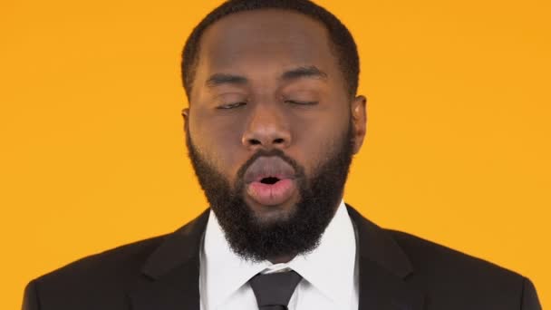スーツすごいジェスチャー、エキサイティングなビジネス市場のニュースに驚く黒人男性 — ストック動画