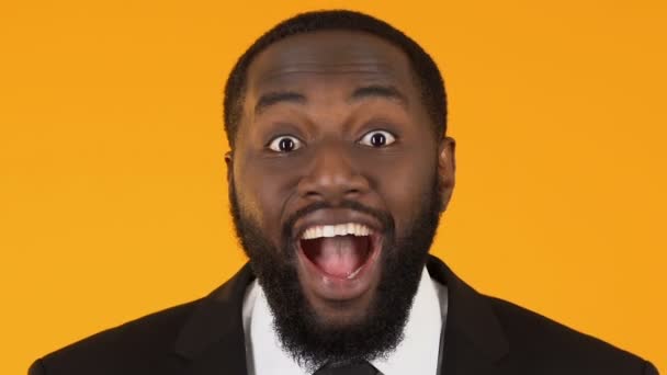 Mutlu siyah iş adamı yeni proje başarı, kalabalık finansman hakkında heyecanlı — Stok video