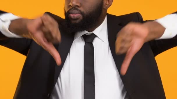 Homme d'affaires afro-américain sérieux montrant les pouces vers le bas, n'aime pas la position de travail — Video