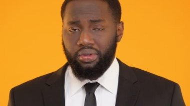 Omuz, shrugging Afro-Amerikan iş adamı başarısız görev hakkında suçluluk