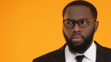 Siyah iş adamı izole sarı arka plan, metin için şablon üzerinde fikir sahip olmak