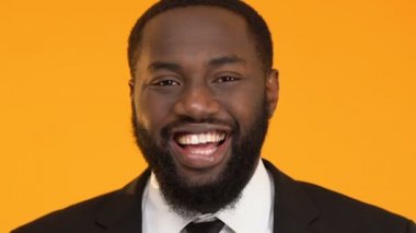 Kamera, başarılı fikir hakkında mutlu içine neşeyle gülen Afro-Amerikan adam