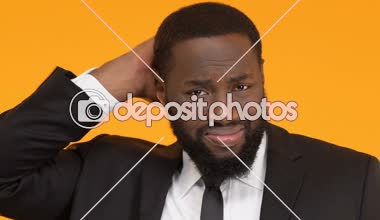 Tırmalamak baş ve omuzlar, trichology sorunlar shrugging Afro-Amerikan adam