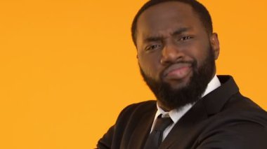 Şanslı Afro-Amerikan Yöneticisi başarılı bir anlaşma, karlı iş zevk