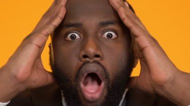 Şok siyah iş adamı tutan kafa, son tarih vadesi geçmiş, proje yönetimi